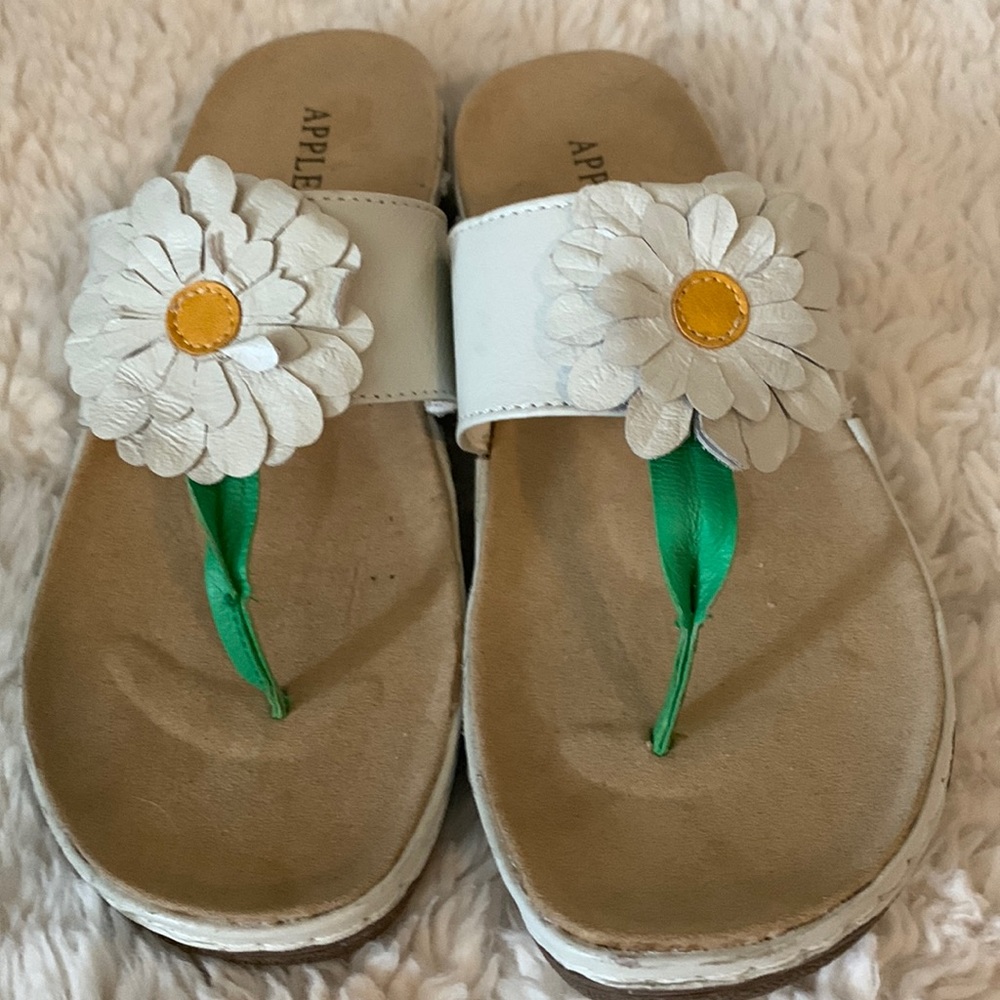 Appleseed's White Floral Toe-Post Sandals with Yellow Centers and Green Stems